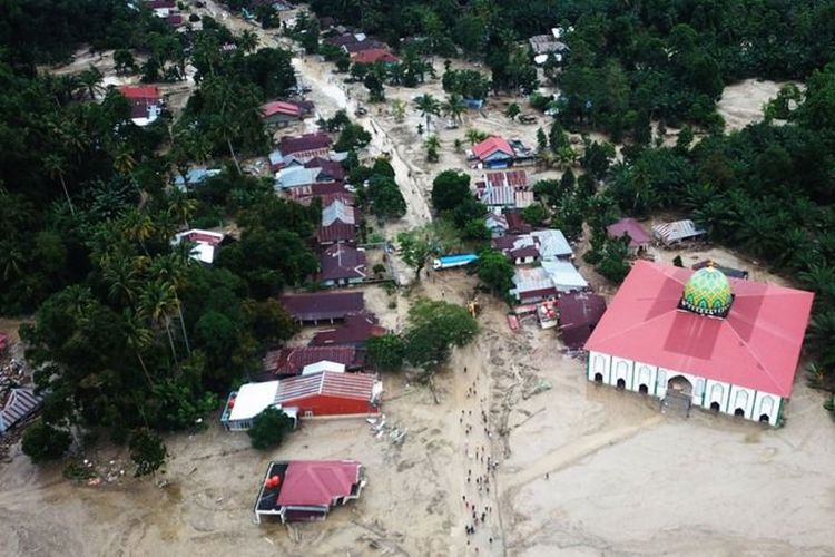 Foto udara kondisi perkampungan tertimbun lumpur akibat terjangan banjir bandang di Desa Radda, Kabupaten Luwu Utara, Sulawesi Selatan, Rabu (15/07).