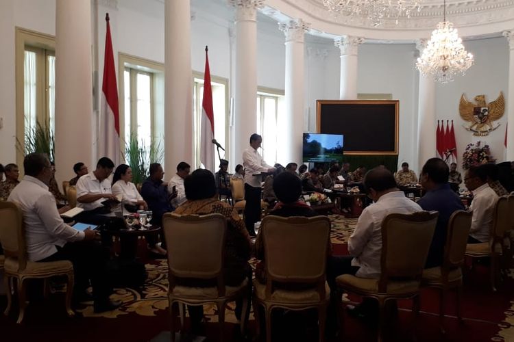 Presiden Jokowi saat memimpin rapat kabinet paripurna di Istana Kepresidenan, Bogor, Selasa (23/4/2019) pagi. 
