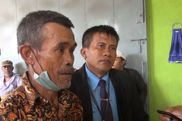 Wage (61) suami dari korban pembunuhan dan mutilasi Kasni (59) bersama pengacaranya Aziz Iswanto SH usai mengikuti sidang perdana di Pengadilan Negeri Slawi Tegal, Jawa Tengah, Senin (27/06/2022). (Istimewa)