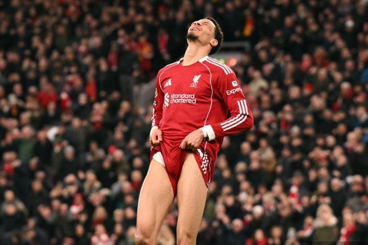 Striker Liverpool, Hugo Ekitike, bereaksi setelah gagal memanfaatkan peluang pada laga Liga Inggris antara Liverpool dan Burnley di Anfield, Liverpool, barat laut Inggris pada 17 Januari 2026.