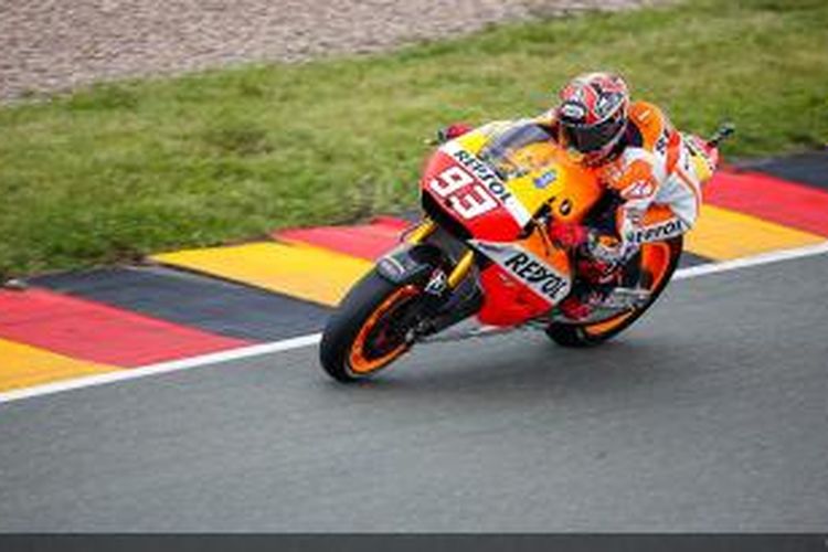 Pebalap Repsol Honda asal Spanyol, Marc Marquez, memacu motornya di Sachsenring pada sesi kualifikasi GP Jerman, Sabtu (13/7/2014).