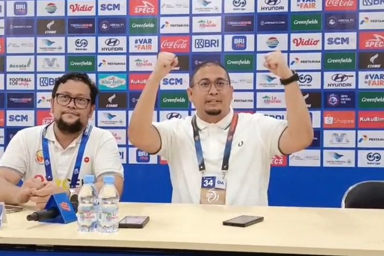 Penasihat Semen Padang, Andre Rosiade, berbicara kepada media usai Semen Padang memastikan diri bertahan di Liga 1 musim depan usai meraih kemenangan krusial atas Arema FC dengan skor 2-0 pada laga pekan ke-34 di Stadion Kanjuruhan, Kepanjen, Kabupaten Malang, Sabtu (24/5/2025).