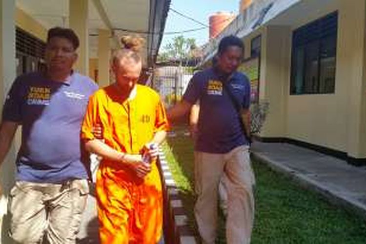 David Taylor (baju tahanan kuning) saat akan menjalani pemeriksaan kejiwaan di Mapolresta Denpasar, Senin(29/8/2016)