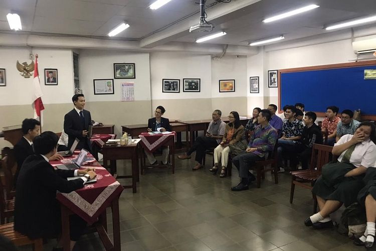 Siswa XII SMA Kolese Kanisius Jakarta mempresentasikan Research Paper di depan guru penguji, orangtua, siswa kelas X dan XI SMA Kolese Kanisius, dan tamu undangan di dalam kelas SMA Kolese Kanisius Jakarta, Senin (20/1/2020. Kegiatan presentasi Research Paper SMA Kolese Kanisius merupakan bagian dari acara yang bertema Merdeka Belajar: Exhibitions of Learning Experience.