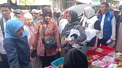 Kampanye di Lamongan, Khofifah Dapat Keluhan Harga Ikan dan Kuota Solar