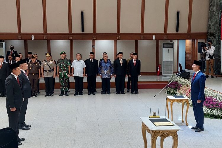 Penjabat Gubernur DKI Jakarta Heru Budi Hartono melantik Joko Agus Setyono menjadi sekretaris daerah DKI Jakarta dan Bayu Meghantara menjadi kepala Dinas Pertamanan dan Hutan Kota DKI Jakarta di Balai Kota DKI Jakarta, Rabu (15/2/2023).