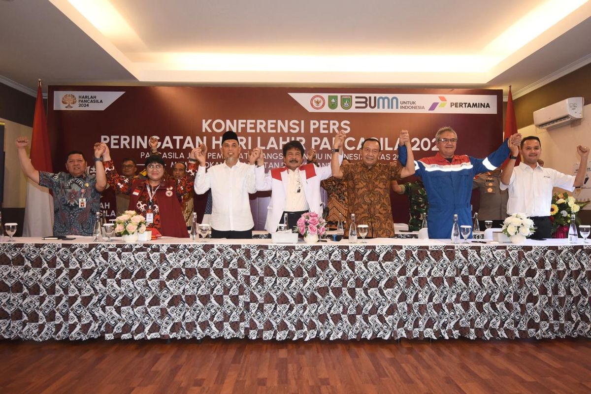 Kepala BPIP Yudian Wahyudi Asmi bersama VP Corporate Communication Pertamina Fadjar Djoko Santoso, Direktur Utama PHR Ruby Mulyawan, dan jajaran pemerintah berfoto bersama usai menyampaikan keterangan pers kepada awak media nasional saat acara konferensi Pers Peringatan Hari Lahir Pancasila 2024 ?Pancasila Jiwa Pemersatu Bangsa Menuju Indonesia Emas 2045 Mewujudkan Kedaulatan DAN Kemandirian Energi? di Dumai, Riau, Kamis (30/5/2024).