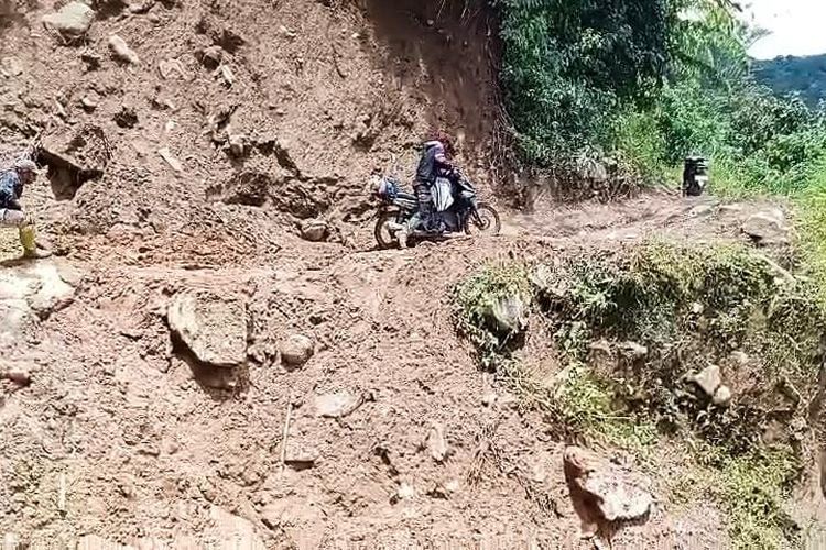 Potret Jalan di Tepi Jurang Desa Masewo Sigi: Sempit dan Berbatu, Warga Sakit Ditandu