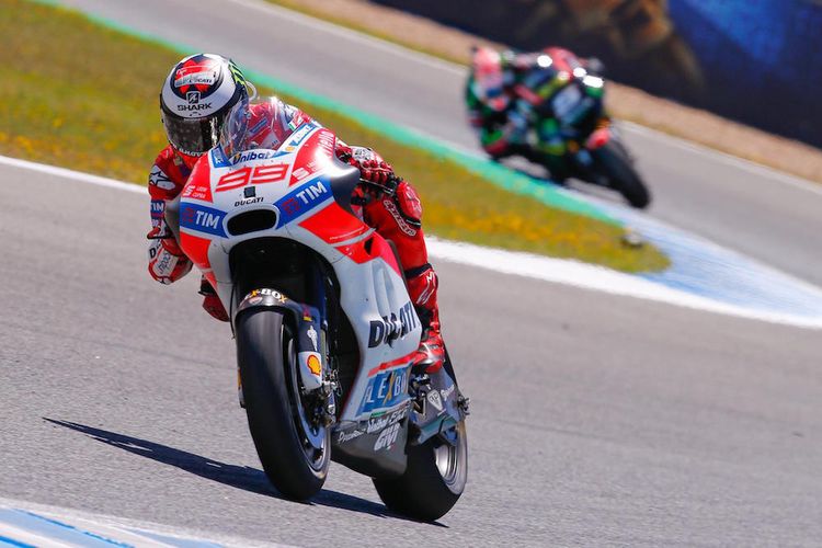 Pebalap Ducati Team asal Spanyol, Jorge Lorenzo, memacu motornya pada balapan GP Spanyol di Sirkuit Jerez, Minggu (7/5/2017).