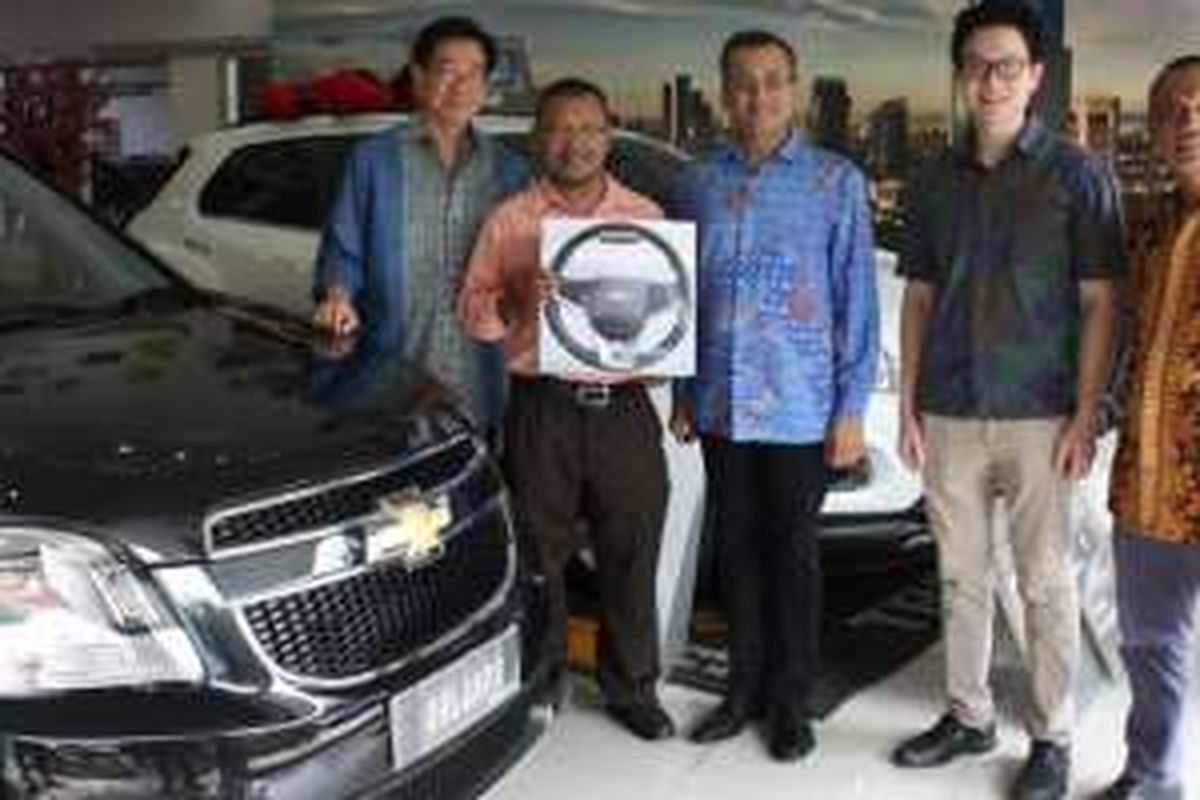Gaurav Gupta, President Director GM Indonesia dan Dadan Ramadhani, Customer Care Director bersama pelanggan Chevrolet dan pemilik dealer Chevrolet Andalan Pondok Indah, Erwin Setiawan merayakan Hari Pelanggan Nasional.
