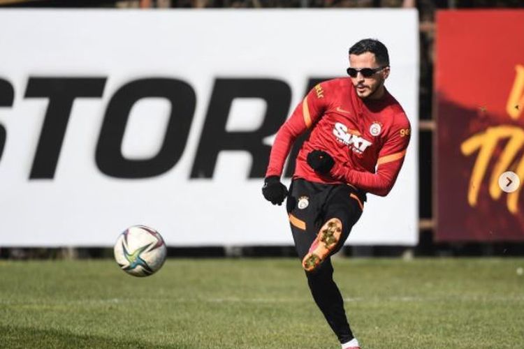 Pemain Galatasaray. Omar Elabdellaoui. Elabdellaoui kehilangan penglihatan setelah kembang api meledak di wajahnya pada Malam Tahun Baru 2020. Usai menjalani 11 kali prosedur operasi, penglihatan Elabdellaoui pulih dan kini kembali bermain sepak bola. (Sumber foto: Instagram Omar Elabdellaoui)