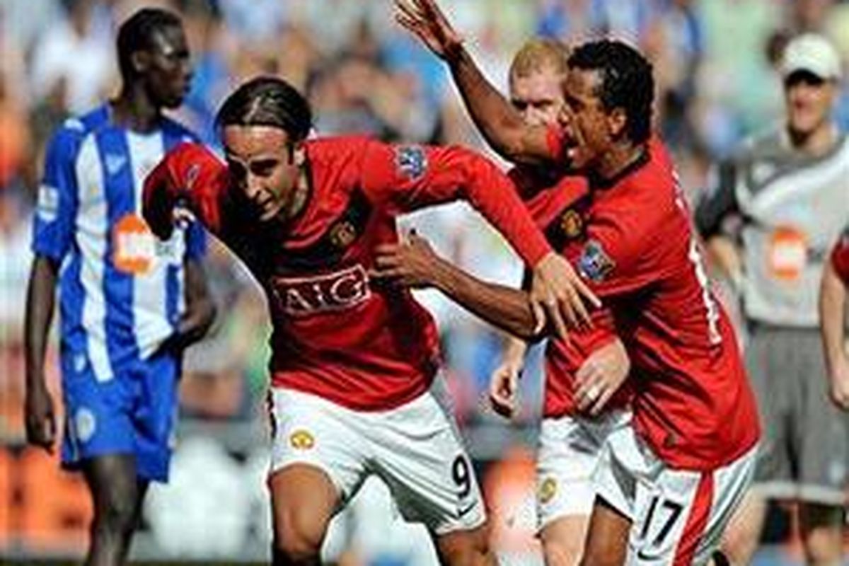 Dimitar Berbatov meluapkan kegembiraan bersama Nani, setelah mencetak gol. Ini gol pertamanya yang ikut membawa Manchester United menang 5-0 atas Wigan Athletic.