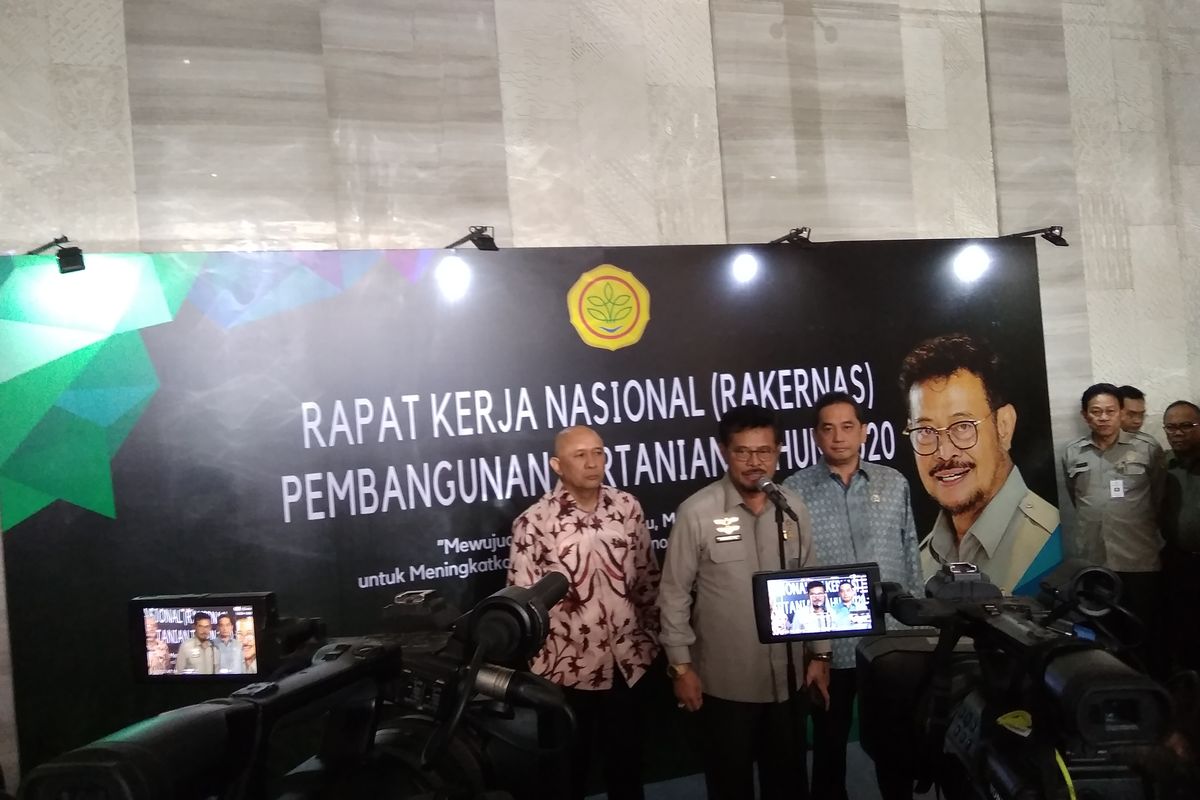 Kementerian Koperasi dan Usaha Kecil Menengah (Kemenkop UKM) Teten Masduki bersamaMenteri Pertanian Syahrul Yasin Limpo saat diwawancarai media di Jakarta, Senin (27/1/2020). 