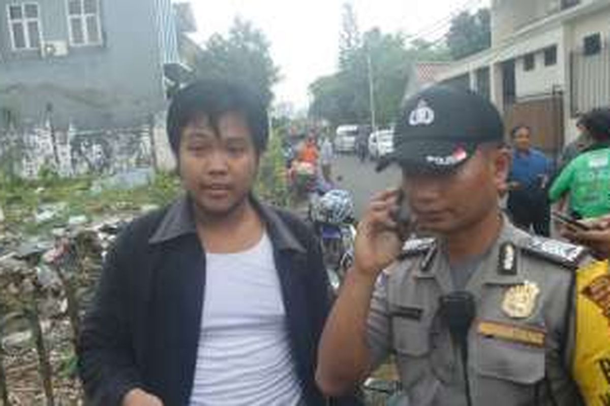 Seorang warga diamankan polisi karena membawa keris saat cagub DKI Jakarta Basuki Tjahaja Purnama blusukan di Cipete Selatan, Selasa (6/12/2016). 