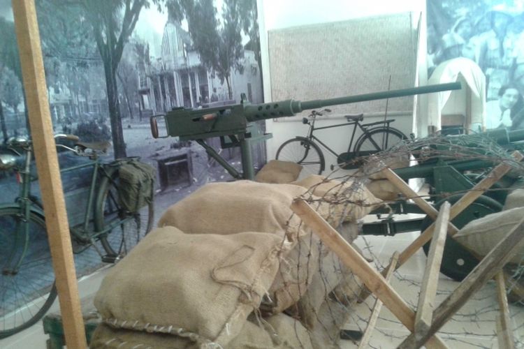 Replika senjata di Museum Reenactor Ngalam, Kota Malang.