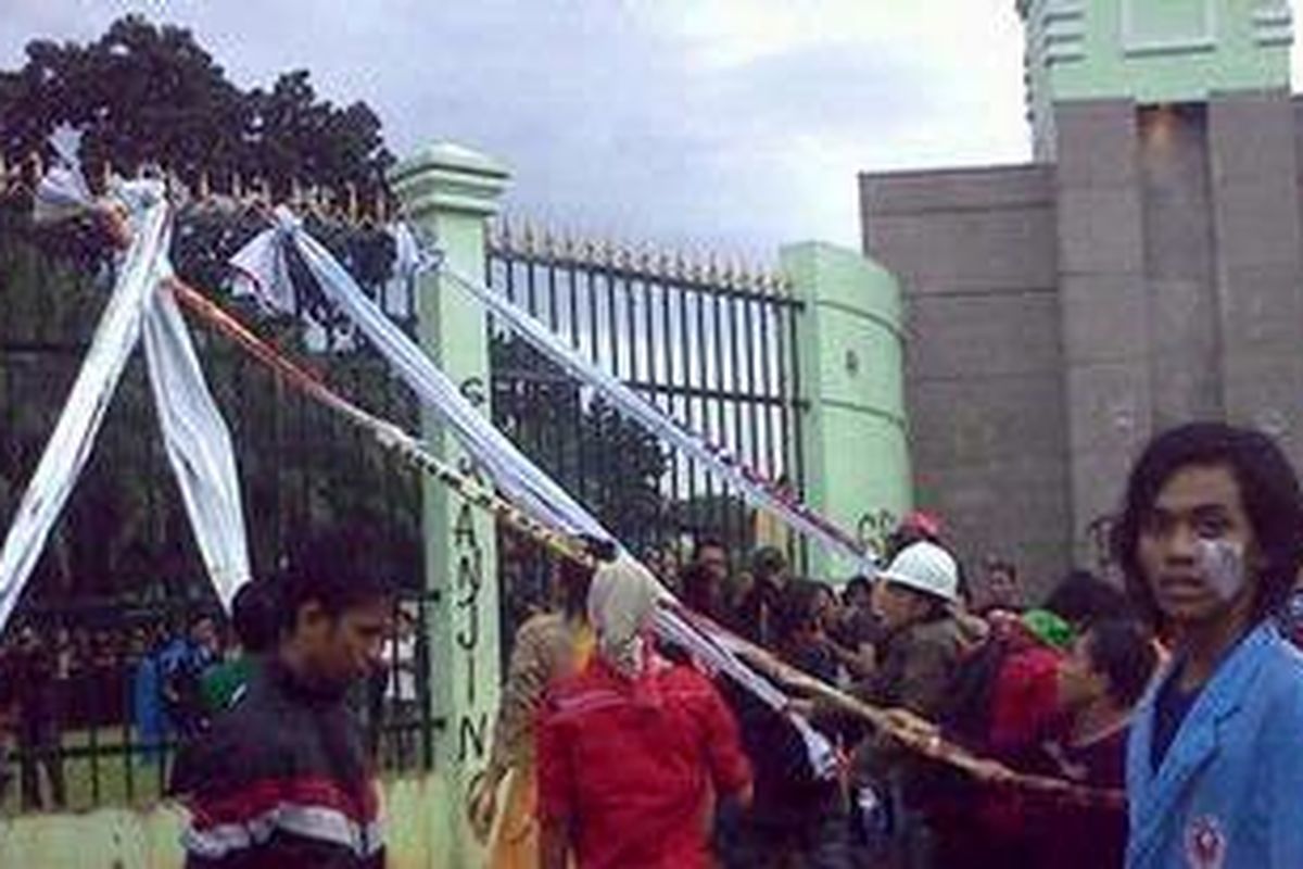 Massa dari gabungan elemen mahasiswa tampak berusaha membobol pagar di samping gedung DPR, Kamis (29/3/2012) sore.