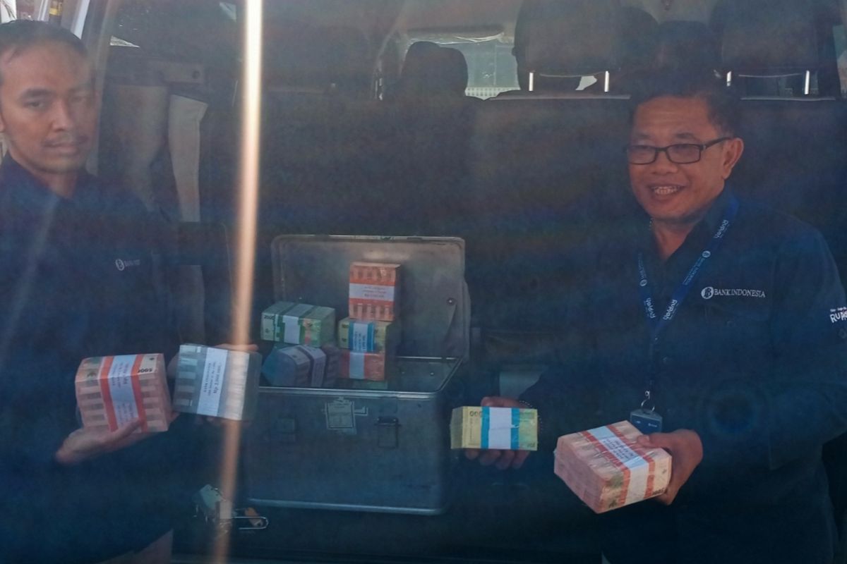 Petugas Kantor Perwakilan BI Malang menunjukkan beberapa uang pecahan baru yang siap ditukarkan kepada masyarakat. 