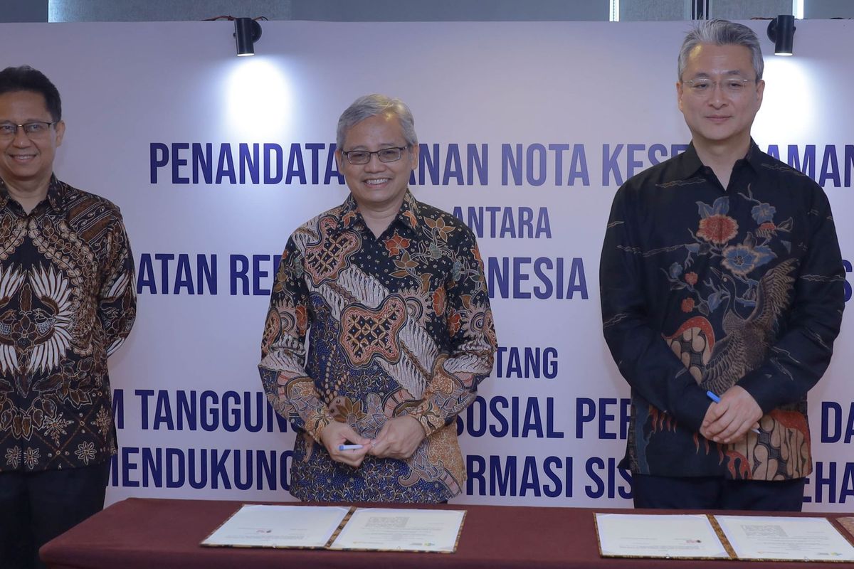 Penandatanganan Nota Kesepahaman, Kunta Wibawa Dasa Nugraha, Sekretaris Jenderal Kementerian Kesehatan RI, Budi Gunadi Sadikin, Menteri Kesehatan Republik Indonesia, Sewhan Chon, Presiden Direktur PT. AstraZeneca Indonesia (20/2/2023).