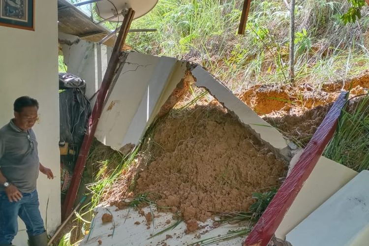 Hujan deras yang melanda Kota Balikpapan, Kalimantan Timur membuat sejumlah lokasi di Balikpapan longsor menimpah rumah warga, Senin (27/7/2020). 