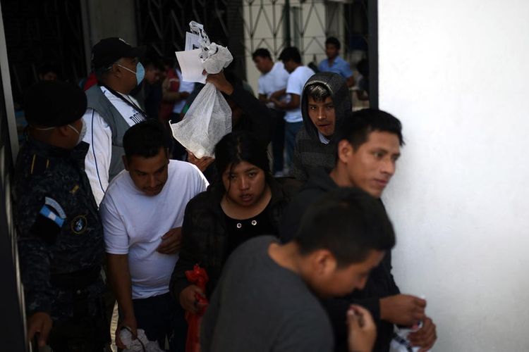 Imigran yang dideportasi dari Amerika Serikat (AS) tiba di Guatemala City, Guatemala, 19 Maret 2020. AS melanjutkan sebagian deportasinya untuk warga Guatemala pada 19 Maret, dengan penerbangan bersama 66 imigran dari Brownsville, Texas. Deportasi sempat dihentikan sementara karena wabah virus corona.