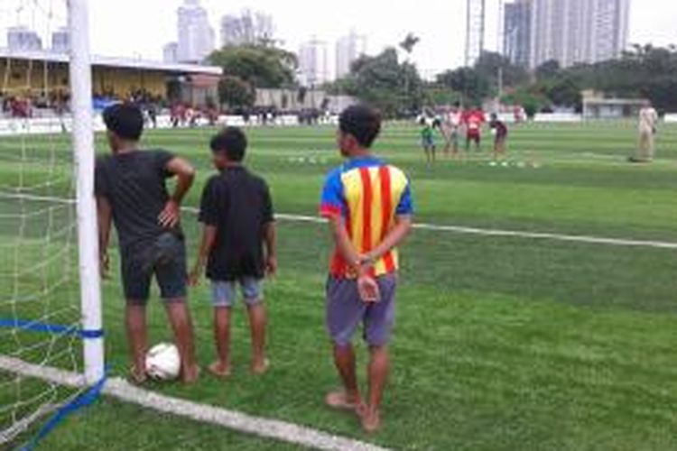 Kegiatan seleksi tim Garuda Baru yang diikuti oleh ratusan anak jalanan, di Lapangan Sepak Bola Pertamina, Simprug, Jakarta, Sabtu (1/2/2014). Garuda Baru adalah tim yang akan mewakili Indonesia dalam ajang Street Child World Cup (SCWC) 2014, Maret 2014.
