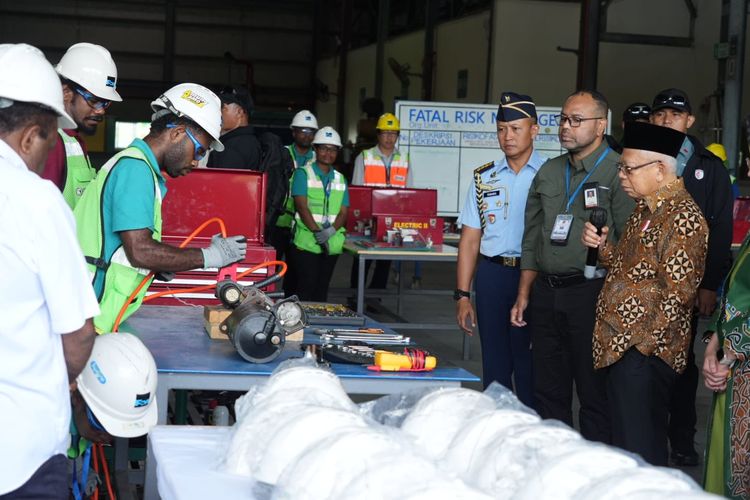 Wapres Ma'ruf Amin saat  mengunjungi dan menyapa peserta didik Institut Pertambangan Nemangkawi milik PT Freeport Indonesia pada 12 Juli 2023. Langkah ini merupakan bagian dari rangkaian kunjungan kerja (kunker) Ma'ruf ke Kabupaten Mimika, Papua Tengah.