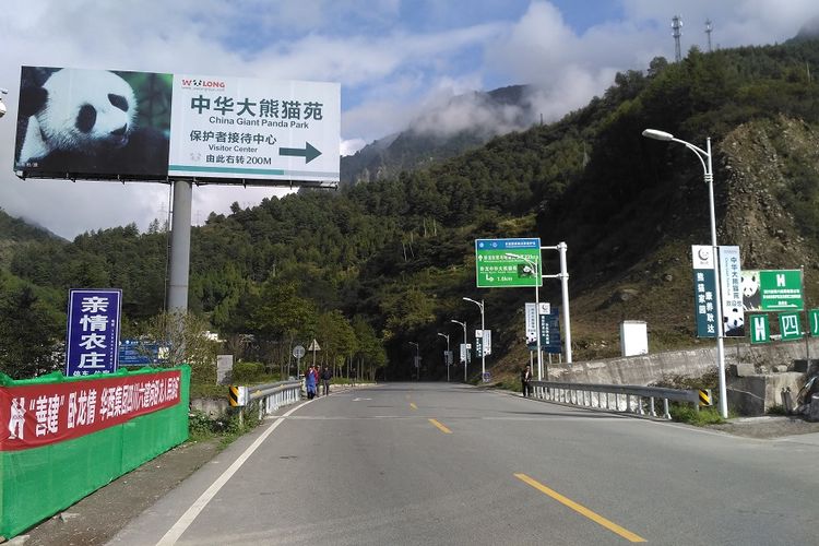 Papan petunjuk mengani Giant Panda Park, di Wolong, China.