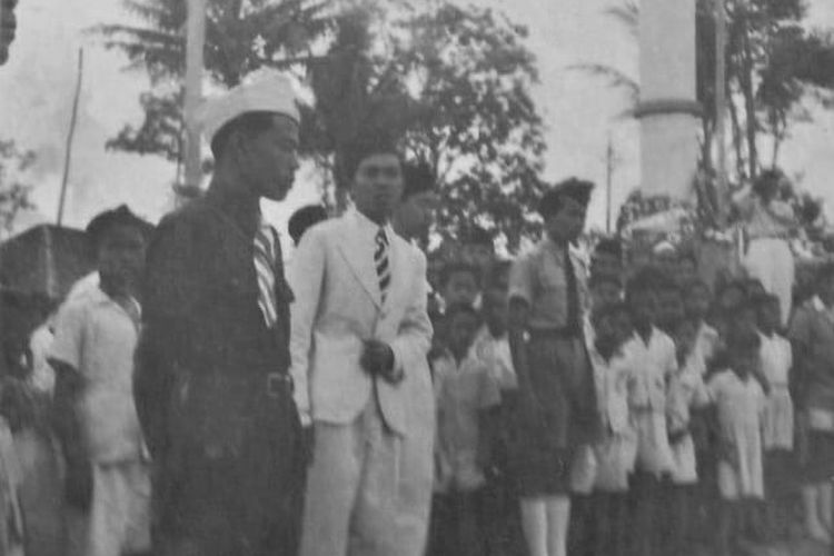 Abdoel Moeis Hasan (jas putih) pejuang Republiken dan sejumlah pejuang lain di Samarinda, Kaltim. 