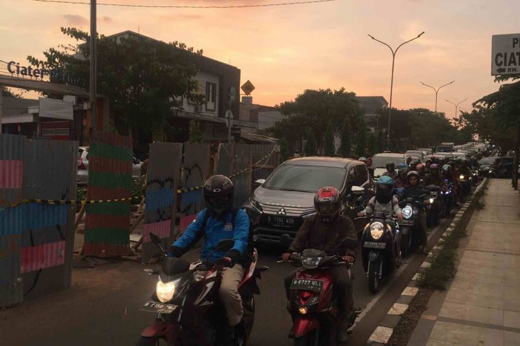 Kepadatan lalu lintas disebabkan pengerjaan proyek Tandon Nusa Loka di Jalan Raya Ciater, Tangerang Selatan, Jumat (16/12/2018). 