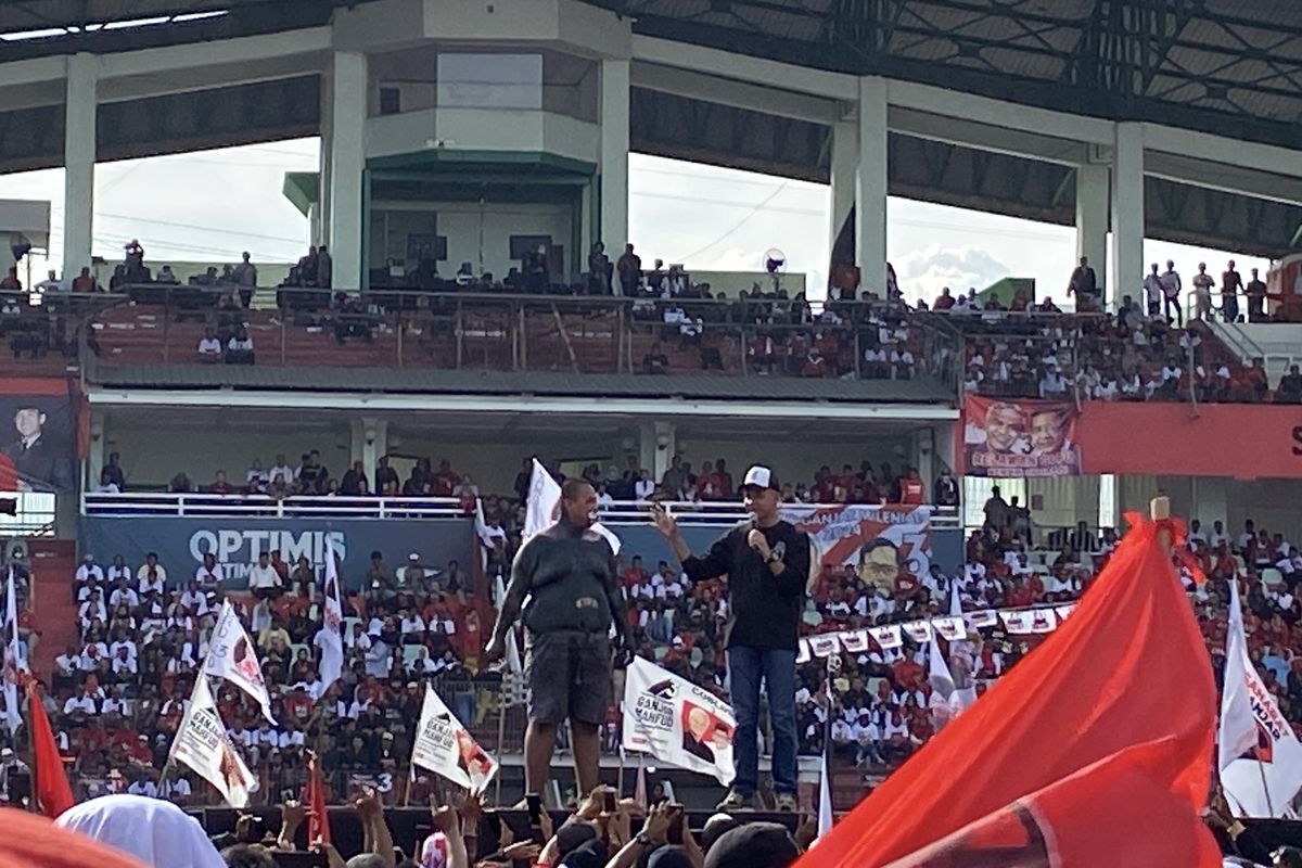 Capres nomor urut 3, Ganjar Pranowo bersama relawan yang cat tubuh warna hitam, di Gor Delta Sidoarjo, Minggu (21/1/2024).