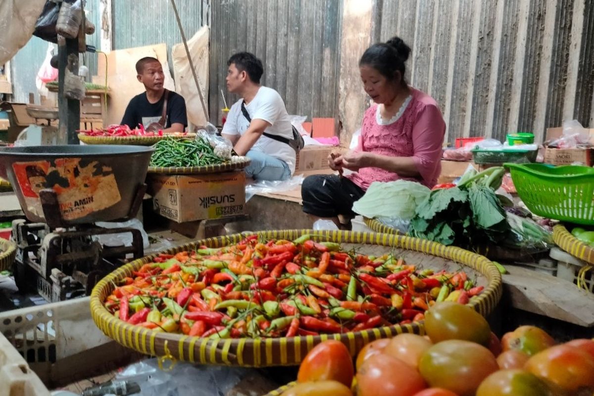 Pedagang sayuran di Pasar Cimanggis, Tangerang Selatan keluhkan kenaikan harga cabai rawit merah, Senin (1/3/2021)