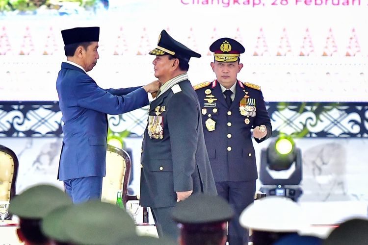 Presiden Joko Widodo melepas tanda pangkat bintang tiga Prabowo Subianto sebelum penyematan tanda pangkat bintang empat saat rapat pimpinan TNI-Polri di Mabes TNI Cilangkap, Jakarta Timur, Rabu (28/2/2024).
