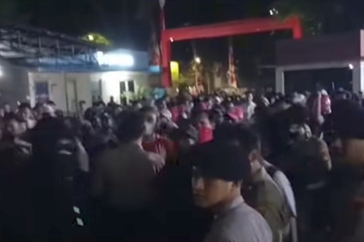 Keluarga dan Rekan Korban Tewas dalam Bentrokan Geruduk Polsek Menteng