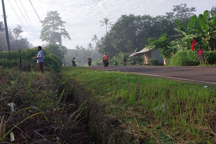Lokasi tragedi ledakan saat pemusnahan amunisi kedaluwarsa inventaris TNI AD dari Gupusmu III Puspalad tahun 2025 yang menewaskan 13 orang dijaga ketat TNI dan Polisi di Desa Sagara, Kecamatan Cibalong, Kabupaten Garut, Jawa Barat, Selasa (13/5/2025) pagi. 