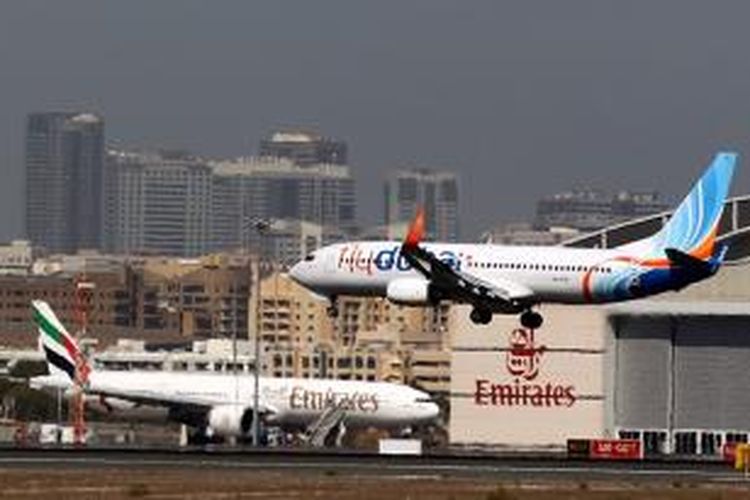 Sebuah pesawat milik maskapai penerbangan murah flydubai tengah bersiap mendarat di bandara internasional Dubai. Bandara ini kini menjadi yang terbaik di dunia menggeser bandara Heathrow, London.