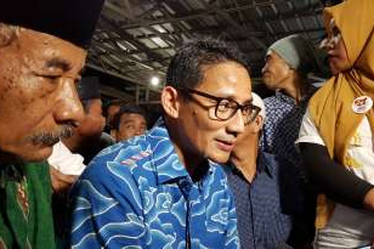 Calon wakil gubernur DKI Jakarta nomor urut tiga Sandiaga Uno (kemeja biru berkacamata) saat menyambangi warga di Kelurahan Kembangan Utara, Kecamatan Kembangan, Jakarta Barat, Rabu (2/11/2016) malam.