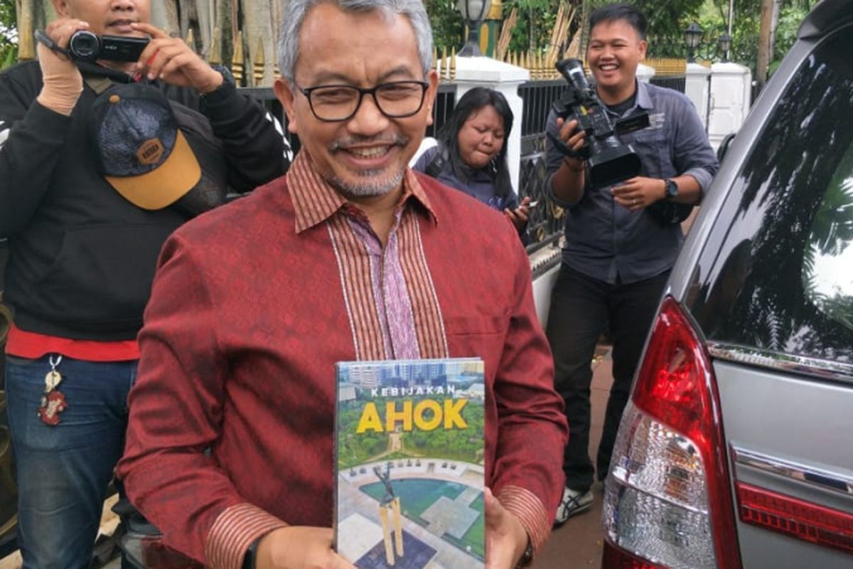 Bakal cawagub DKI Jakarta dari PKS, Ahmad Syaikhu, menunjukkan buku Kebijakan Ahok yang diberikan Ketua DPRD DKI Jakarta Prasetio Edi Marsudi seusai bertemu Prasetio di kediamannya di Jalan Imam Bonjol, Jakarta Pusat, Jumat (15/2/2019).