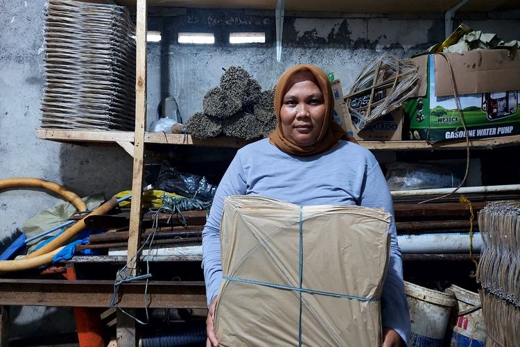 Tinawati atau Titin (37) salah satu perajin dan pengepul layang-layang di Kampung Tarikolot, Cimande, Kabupaten Bogor Jawa Barat