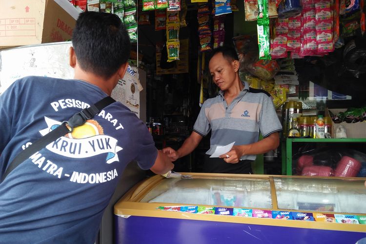 Tumijan (40) pemilik toko LaBib di Kemiling, Bandar Lampung mengaku penjualan es krim menambah penghasilan toko kecil miliknya. Bagi Tumijan kestabilan kestabilan listrik menjadi vital karena menyangkut tingkat kebekuan es.