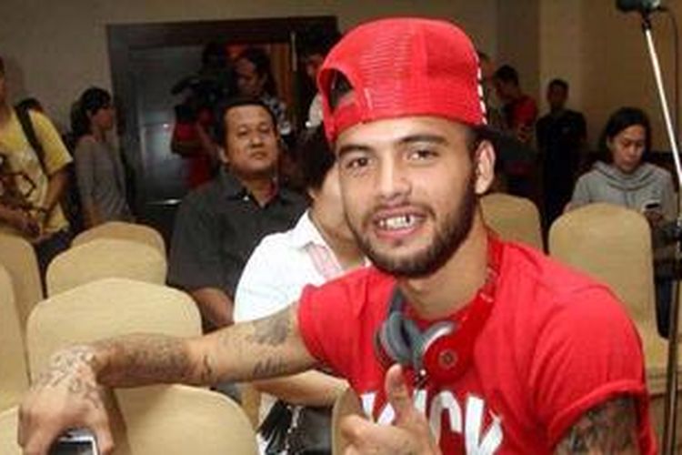 Mantan pemain Pelita Jaya, Diego Michiels, bersiap memberikan keterangan kepada wartawan di Hotel Atlet Century, Jakarta, Selasa (3/1/2012). Diego menyatakan bahwa keinginannya untuk mundur dari Pelita Jaya adalah keinginannya sendiri, tanpa tekanan dari siapapun. 