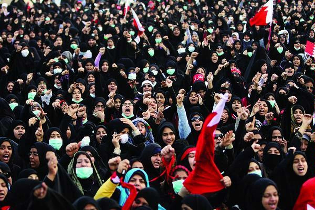 Perempuan pengunjuk rasa anti-Pemerintah Bahrain, sebagian memakai masker bersiap menghadapi gas air mata, menolak mundur dari aksi di Lapangan Mutiara, Manama, Bahrain, Senin (14/3). Saat itu pemimpin oposisi Syiah, Sheikh Habib al-Muqdad, mengatakan pasukan bersenjata Arab Saudi akan datang sehingga Al-Muqdad meminta mereka pulang menaiki bus yang disediakan.