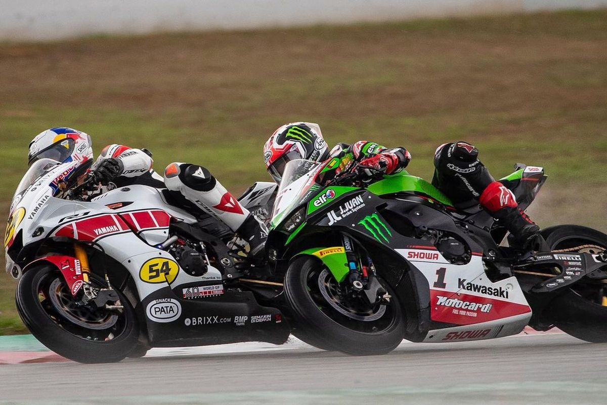 Dua pebalap World Superbike (WorldSBK), Toprak Razgatlioglu dan Jonathan Rea, bersaing ketat