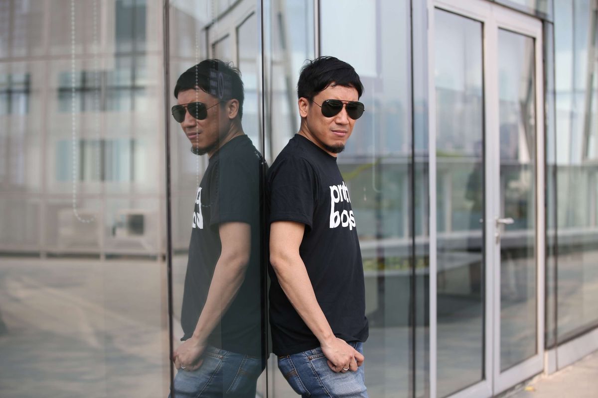 Deddy Mahendra Desta atau akrab disapa Desta berpose saat media visit promo film Pretty Boys di Kompas.com, Palmerah, Jakarta, Senin (9/9/2019).