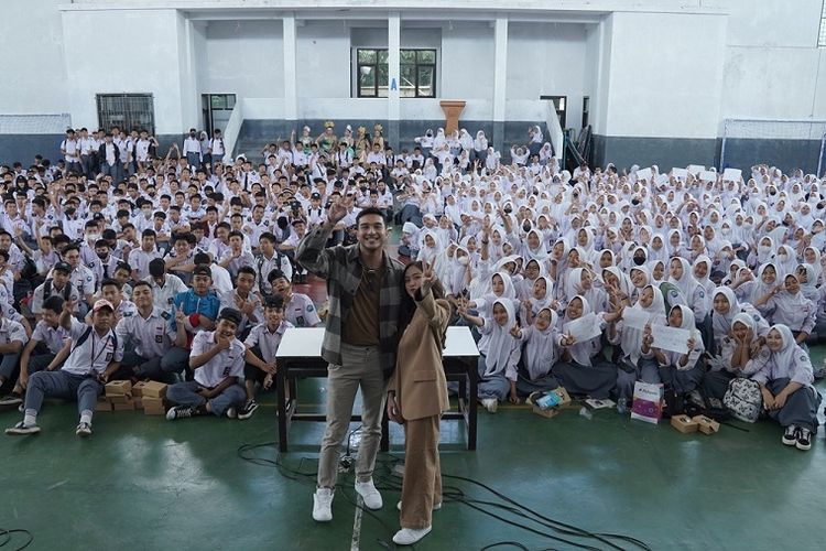 Pemeran ?Jodoh atau Bukan? dari series WeTV Original Salshabilla Adriani dan Ibrahim Risyad saat memberikan sosialisasi tentang ekosistem industri digital kepada lebih dari 1.000 pelajar di SMK Negeri 5 Bandung beberapa waktu lalu. 
