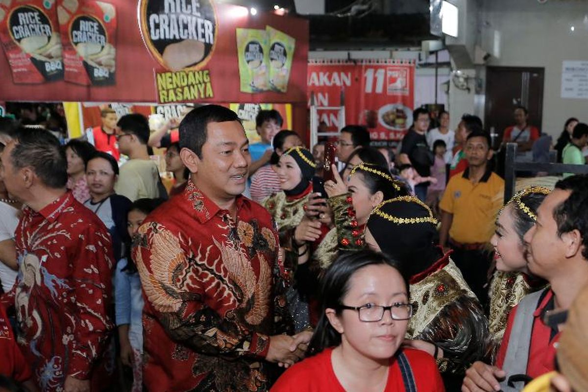 Walikota Semarang Hendrar Priadi Saat Mengunjungi Stand Kuliner Di Pusat Kuliner Semawis 