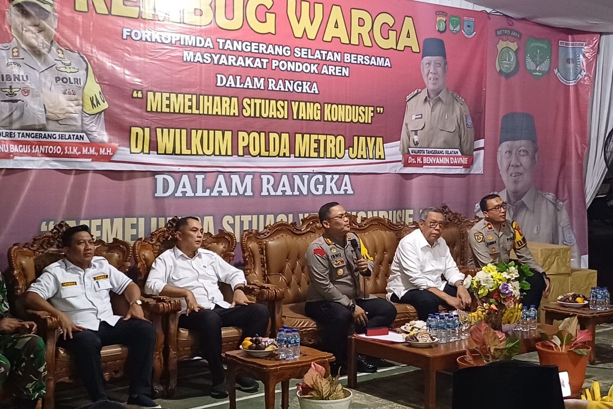 Ibnu Bagus Santoso dan Benyamin Davnie saat sosialisasi dengan warga Jurang Manggu Timur, Pondok Aren, Tangerang Selatan. 