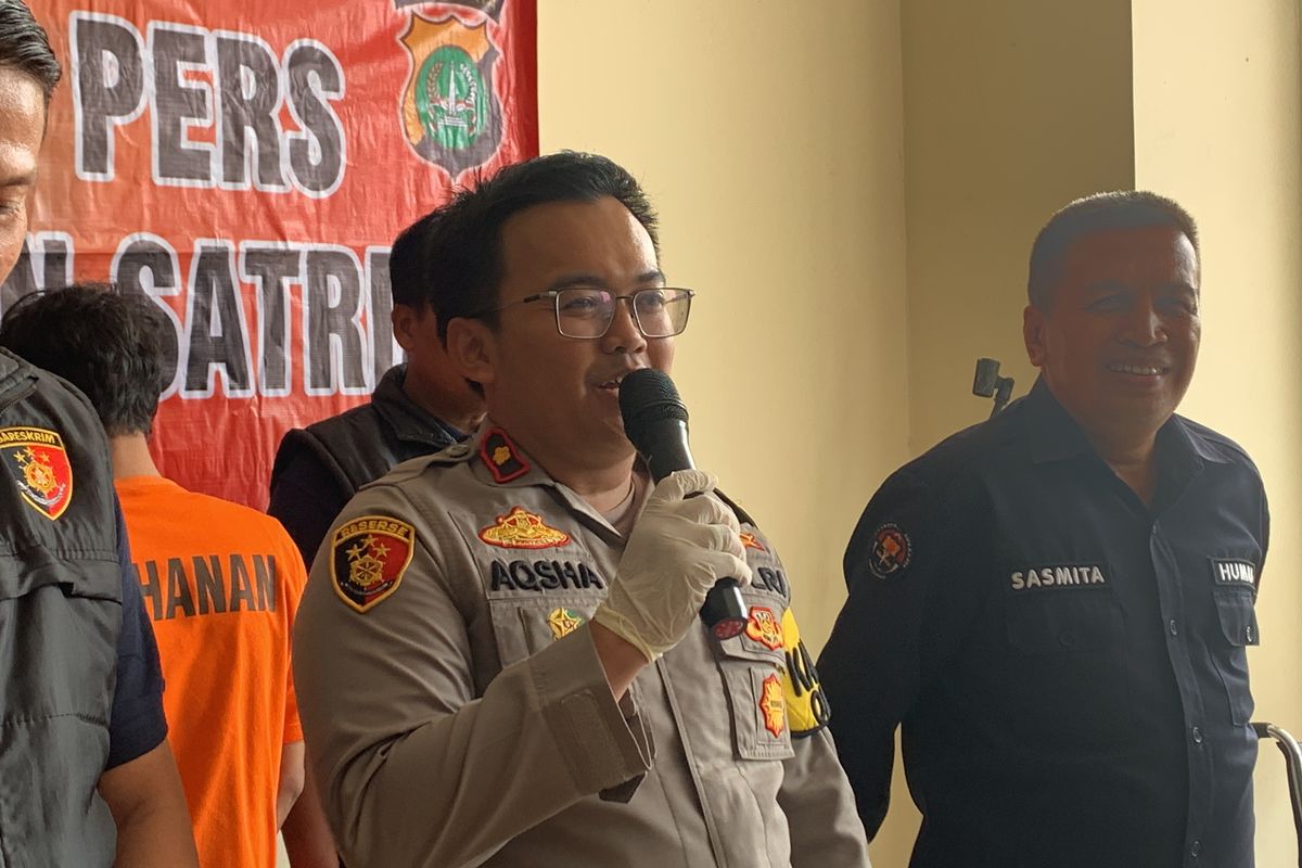 Kapolsek Medan Satria Kompol Nur Aqsha saat mengungkap kasus begal motor Flyover Kranji di Mapolsek Medan Satria, Kota Bekasi, Senin (11/12/2023).
