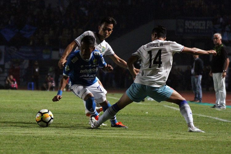 Pertandingan Persib vs Persela di Stadion Gelora Bandung Lautan Api pada Liga 1 2018. (KOMPAS.com/SEPTIAN NUGRAHA))