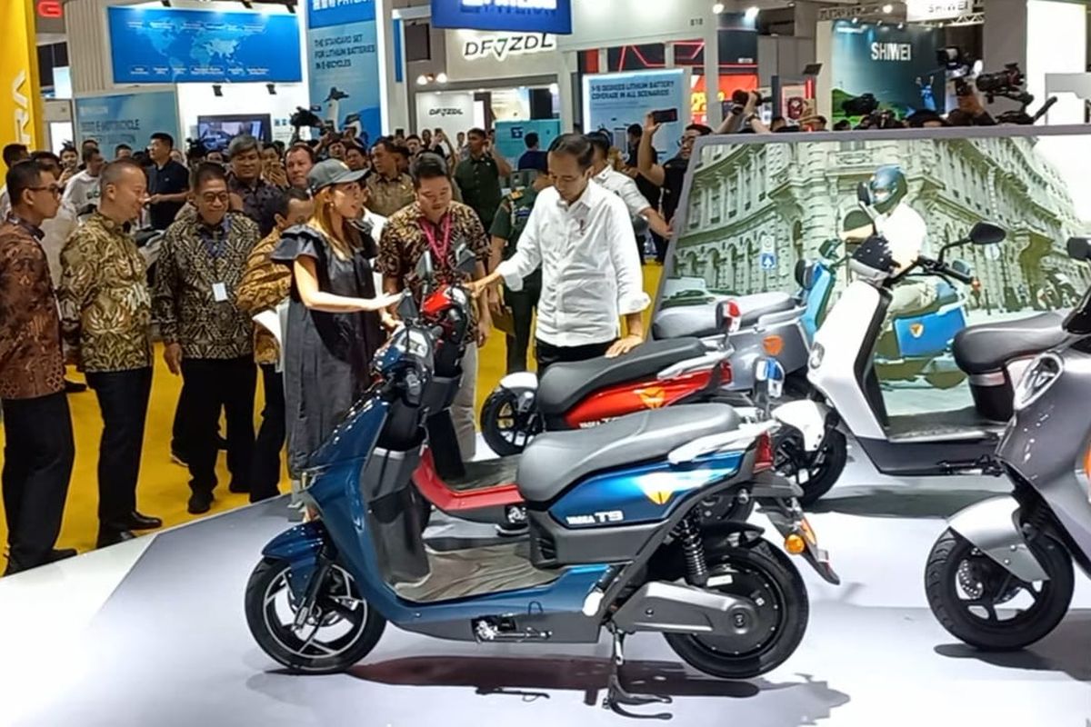 Jokowi mengunjungi booth motor listrik yang ada di Asiabike Jakarta