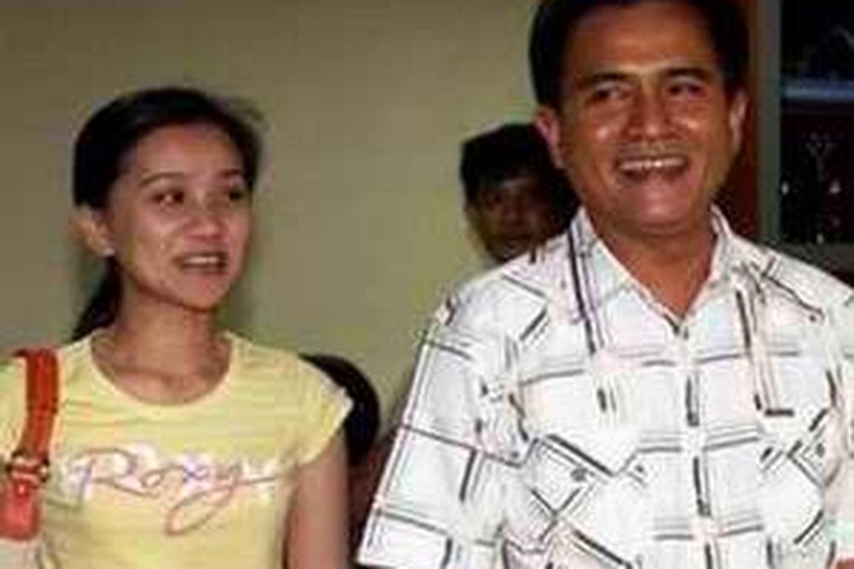 Yusril Ihza Mahendra (kanan), dan istrinya Rika Tolentino Kato (kiri) yang berdarah Jepang-Filipina terlihat mesra meninggalkan rumah dinasnya di Jalan Widya Chandra I Nomor 2, Jakarta Selatan, setelah diberhentikan Presiden Susilo Bambang Yudhoyono, 8 Mei 2007.